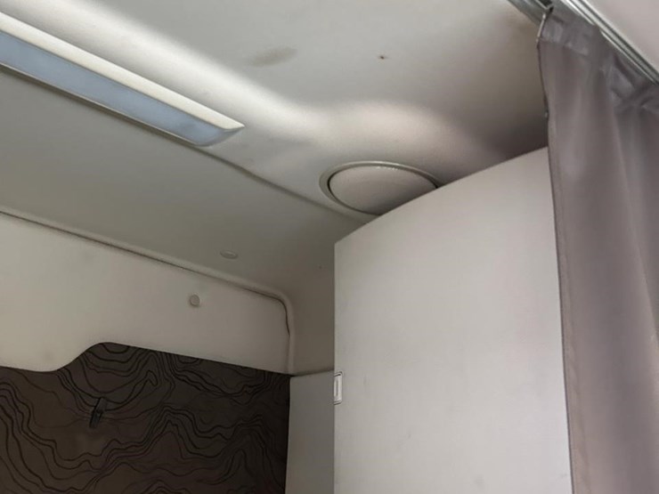 2015-volvo-vnm62t630-image-17