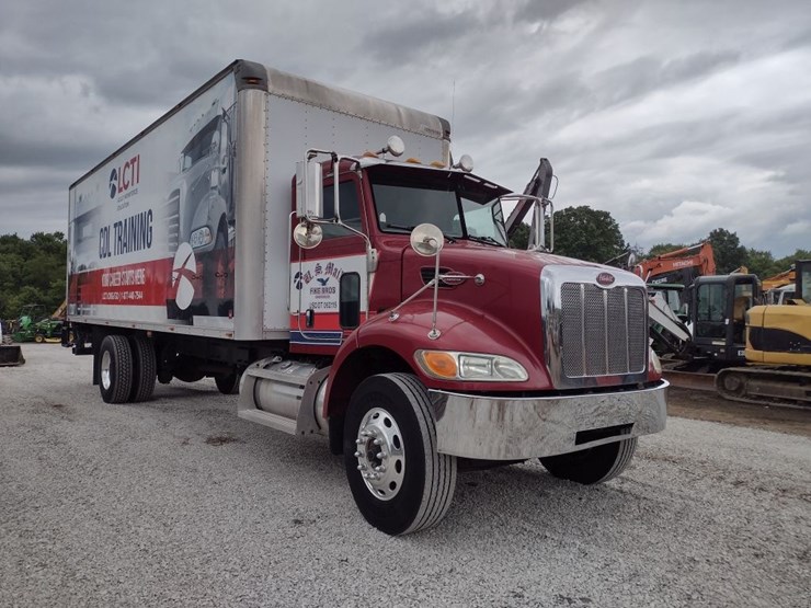 peterbilt-335-image-34