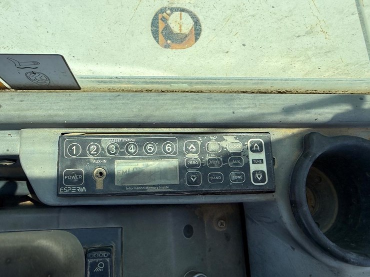 2012-takeuchi-tb250-image-23