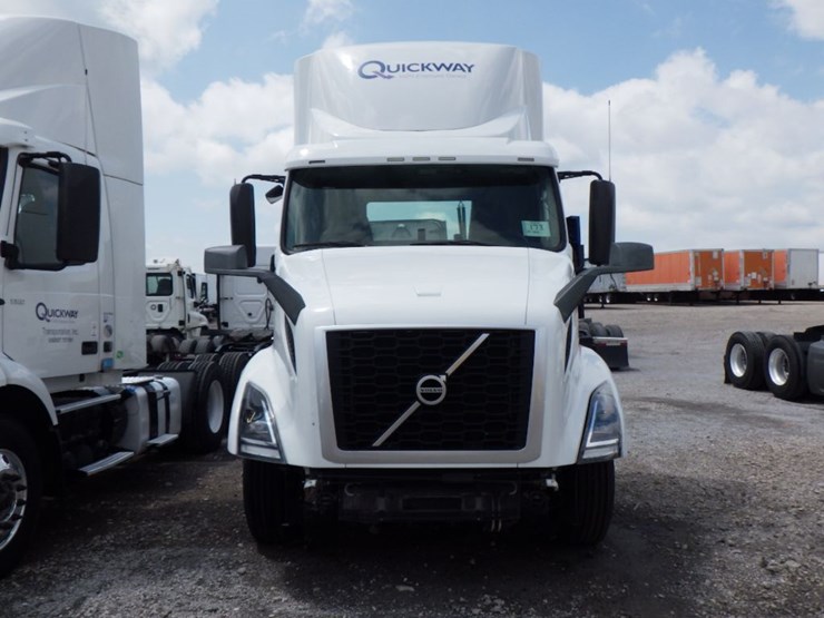2020-volvo-vnr300-image-2
