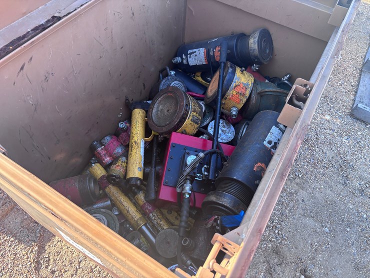 #39534-•-jobsite-toolbox-with-miscellaneous-items-image-2