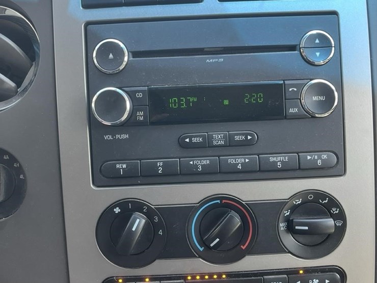 2011-ford-expedition-xlt-image-16