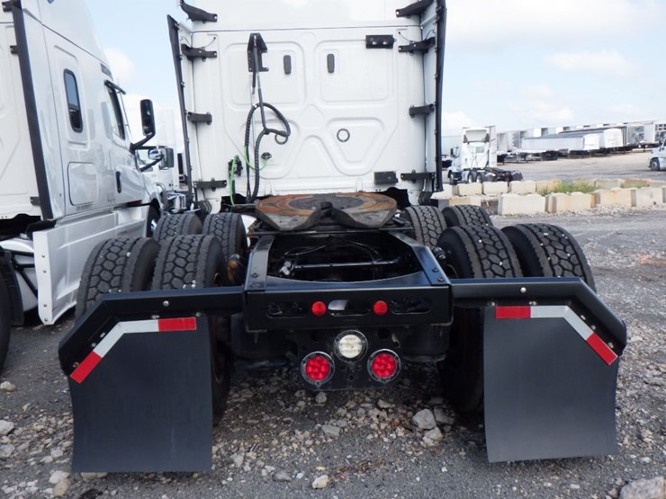 2021-freightliner-cascadia-126-image-15