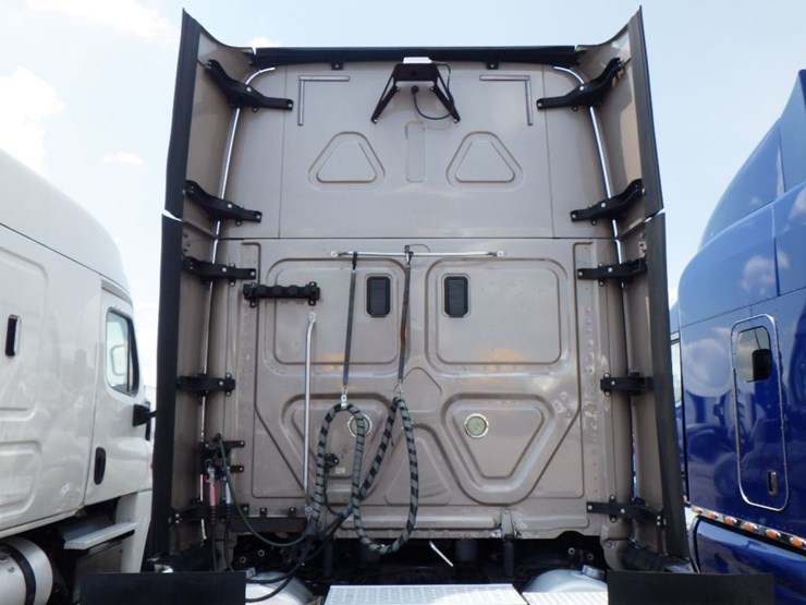 2017-freightliner-cascadia-125-image-15