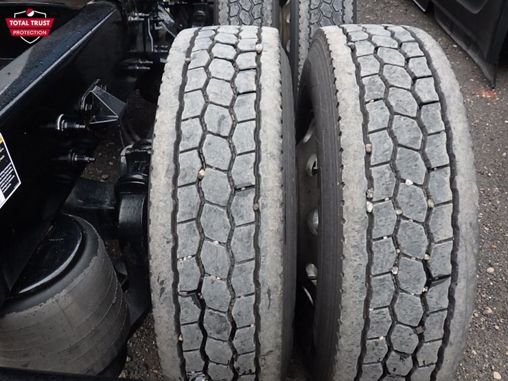 2023-peterbilt-579-image-9