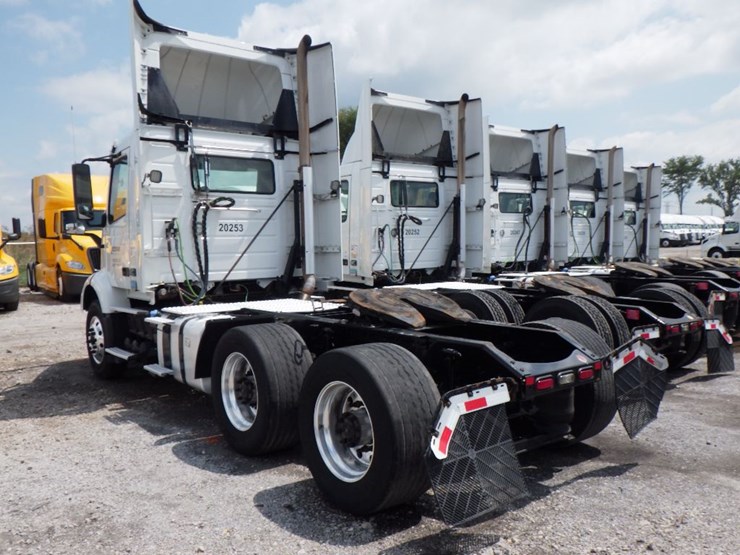 2020-volvo-vnr300-image-11