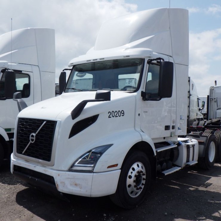 2020 VOLVO VNR300