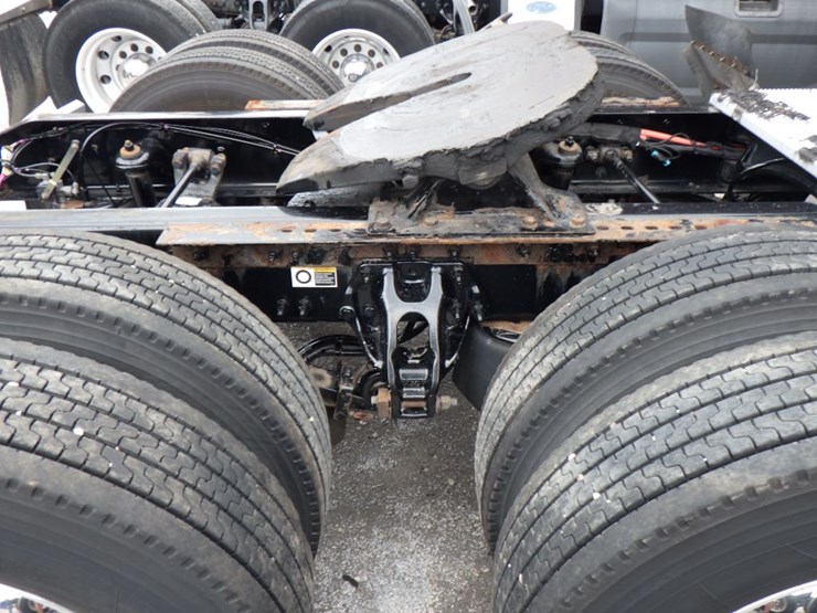 2019-peterbilt-579-image-8