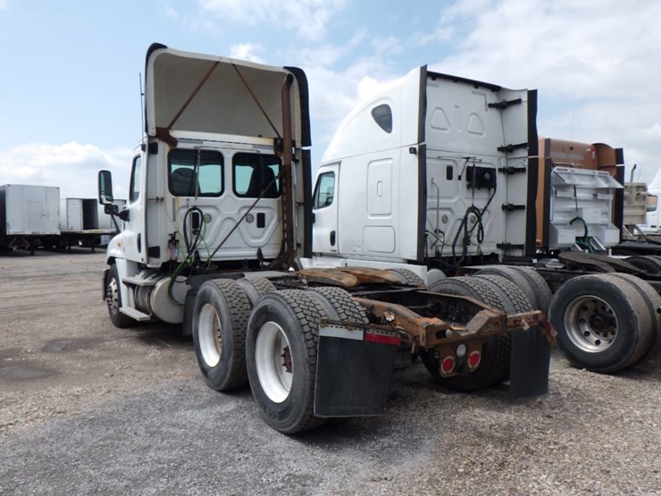 2015-freightliner-cascadia-125-image-14