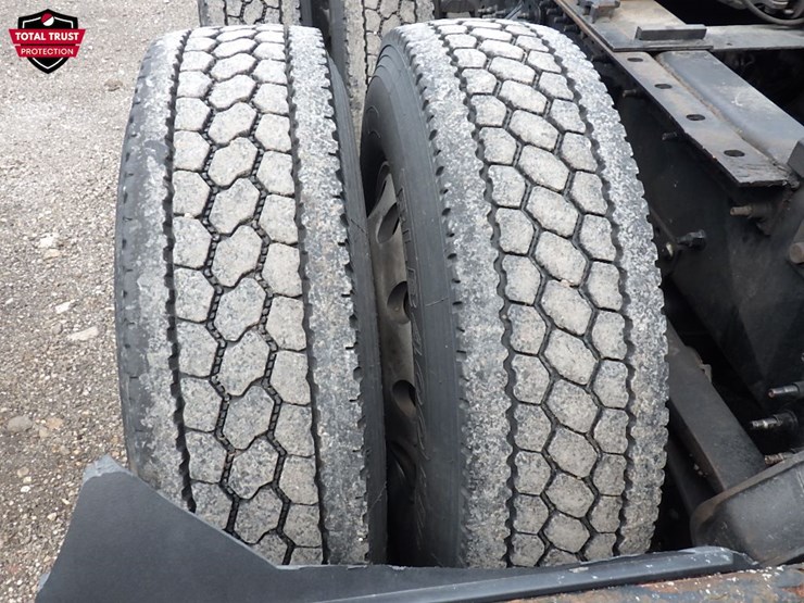 2019-volvo-vnl860-image-9