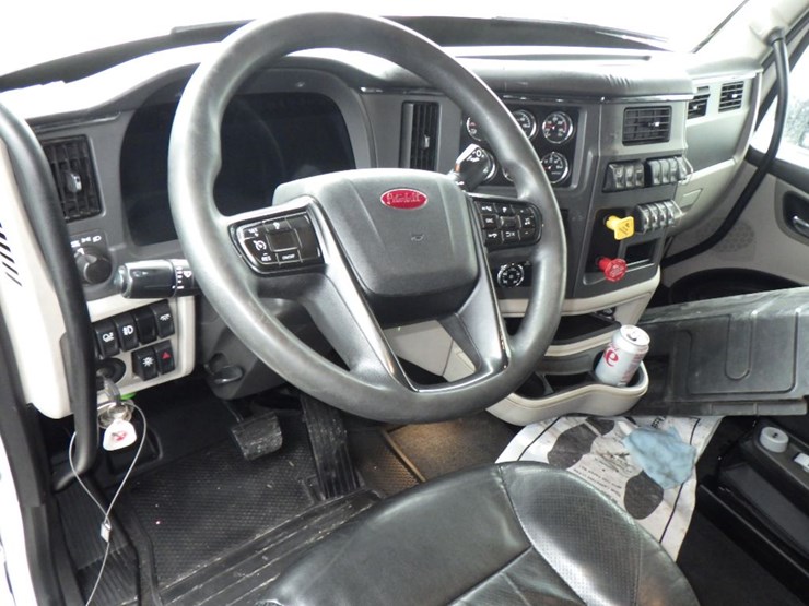 2022-peterbilt-579-image-26