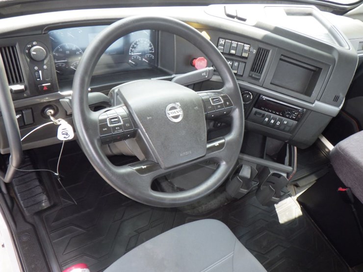 2020-volvo-vnr300-image-19