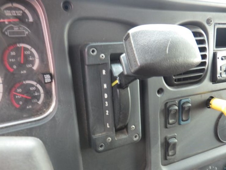 2016-freightliner-m2-106-image-20