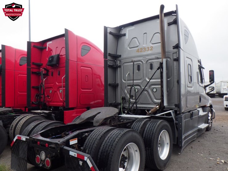 2022-freightliner-cascadia-126-image-11