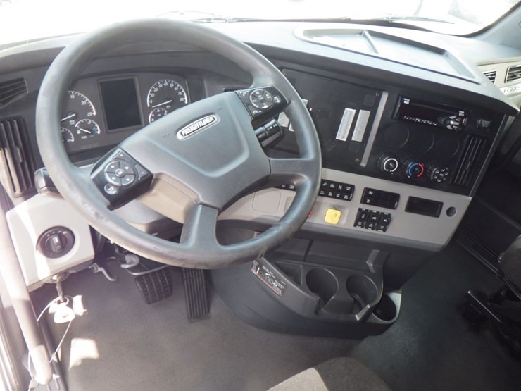 2021-freightliner-cascadia-126-image-18