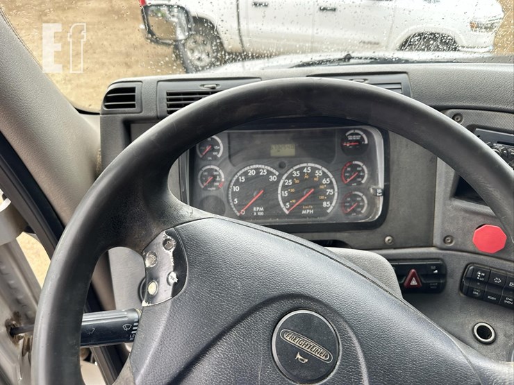 2014-freightliner-cascadia-125-image-27