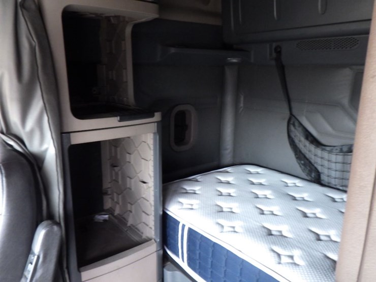 2015-freightliner-cascadia-125-evolution-image-27