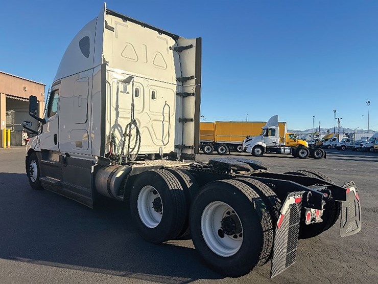 2023-freightliner-cascadia-126-image-2