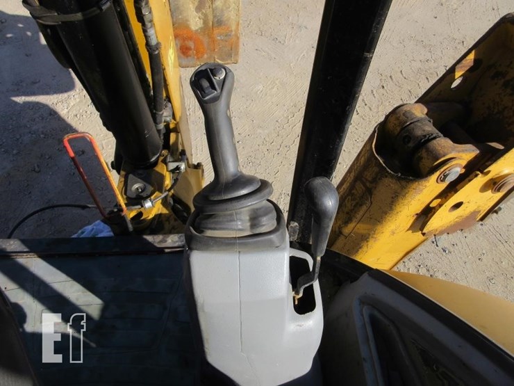 2013-caterpillar-420f-image-17