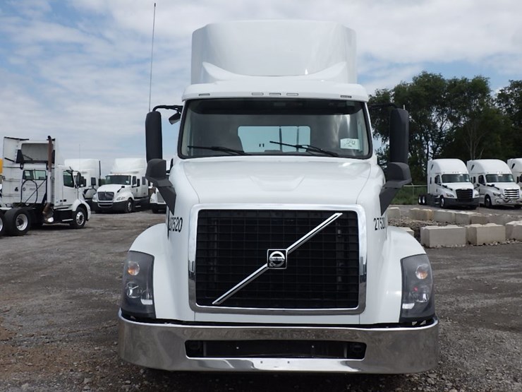 2017-volvo-vnl300-image-2