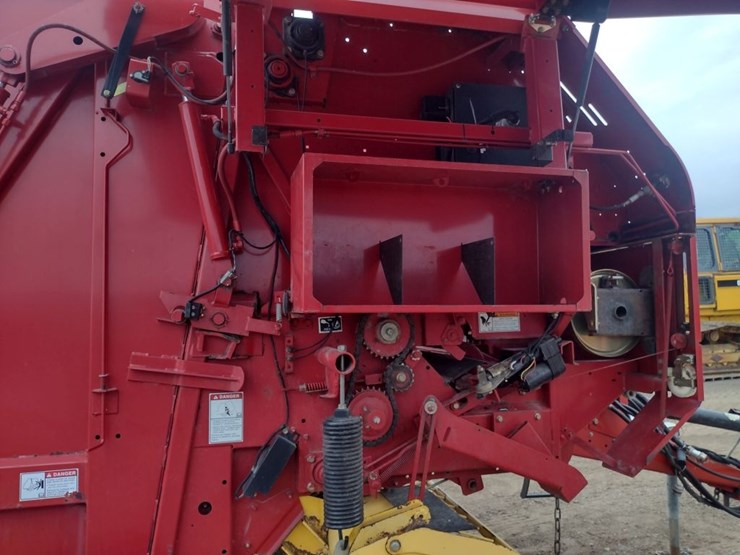 new-holland-br740-image-16