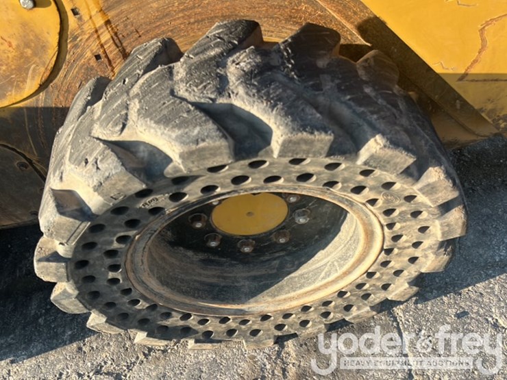 2021-caterpillar-236d-image-11