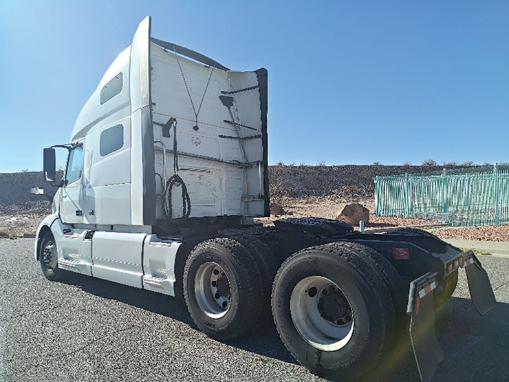 2022-volvo-vnl-760-image-2