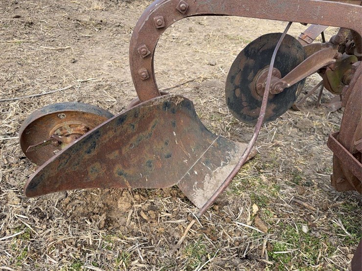 john-deere-pull-type-two-bottom-plow-image-13