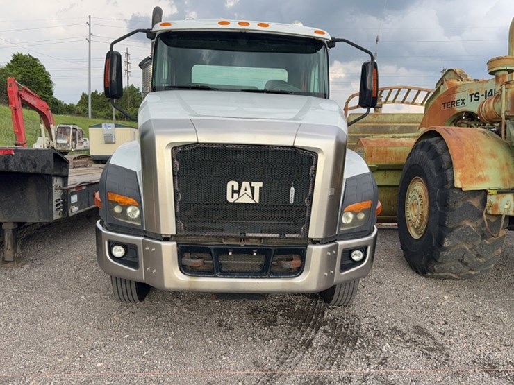 2013-caterpillar-ct660-image-2
