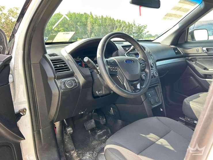 2016-ford-explorer-image-13