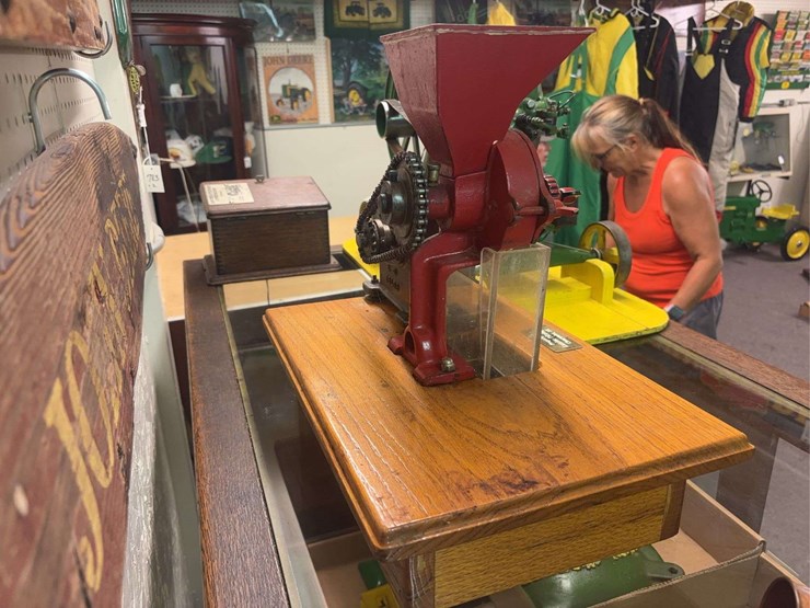1/2-scale-john-deere-model-e-horse-hit-and-miss-wngine-and-arcade-burr-mill-image-19