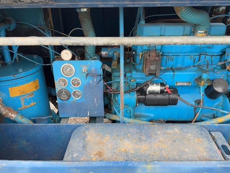 john-deere-330-image-5