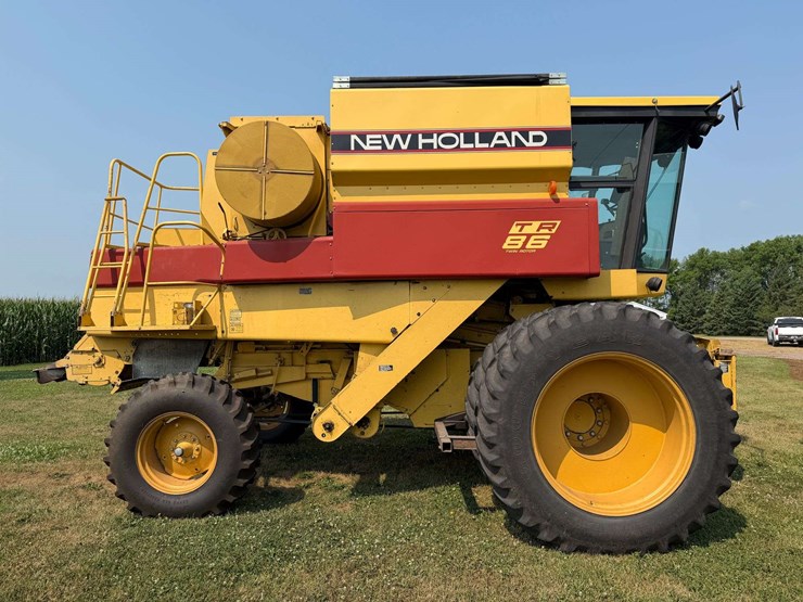 1992-new-holland-tr86-image-2