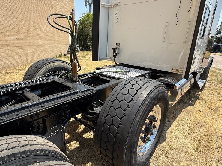 2020-kenworth-t800-image-15