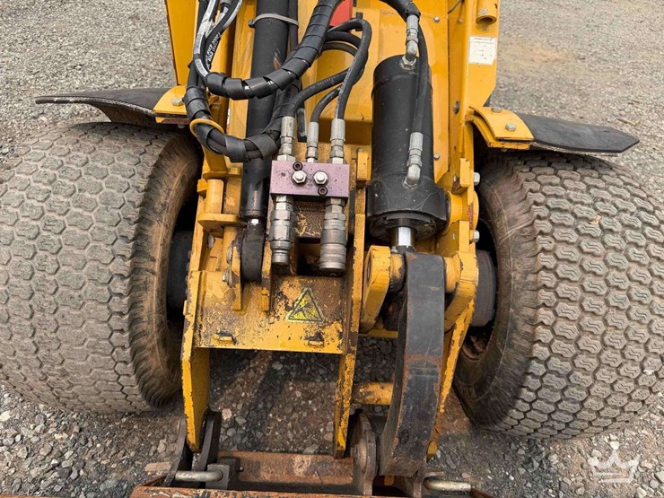 2022-rayco-1800wl-mini-articulated-wheel-loader-image-17