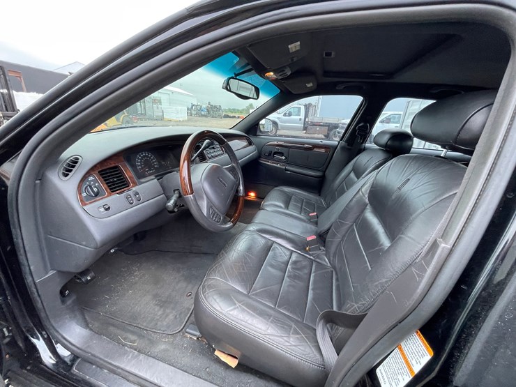 #2955-•-2001-lincoln-town-car-signature-collection-sedan-(has-wi-title)-image-37