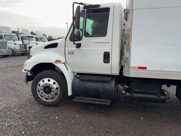 2003-international-durastar-4300-image-11