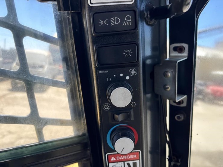 2018-yanmar-s220r-image-31