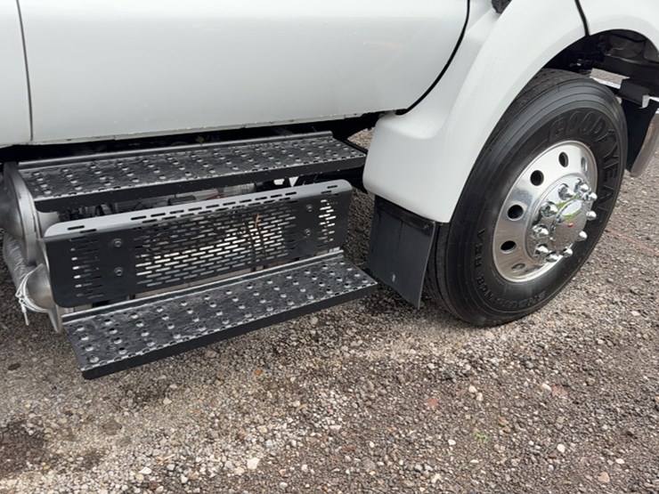 2013-ford-f750-image-4