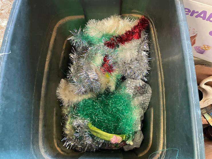 #4716-•-assortment-of-christmas-items-image-11