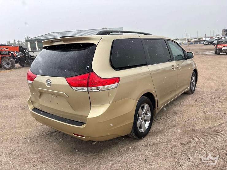 2011-toyota-sienna-image-3
