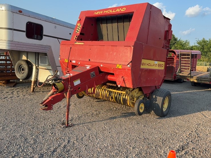 new-holland-660-image-1