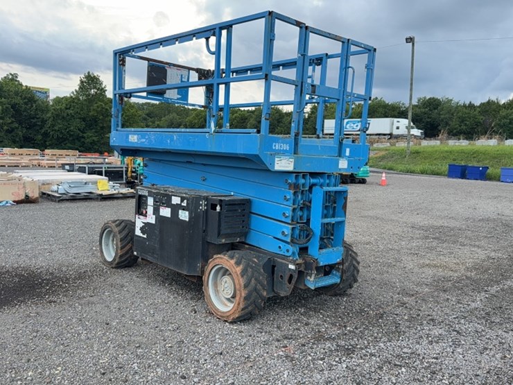 #2094-•-genie-scissor-lift-image-2