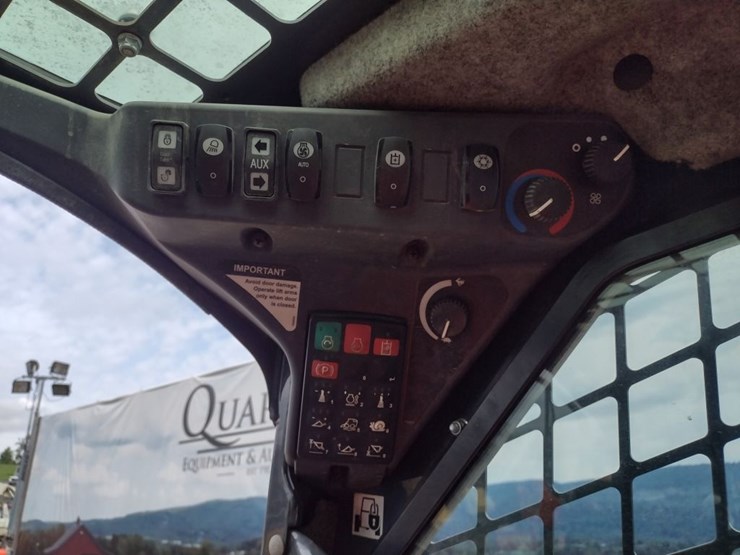 deere-323e-image-8