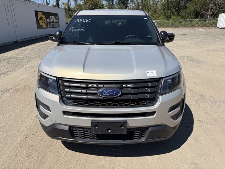 2017-ford-explorer-image-8