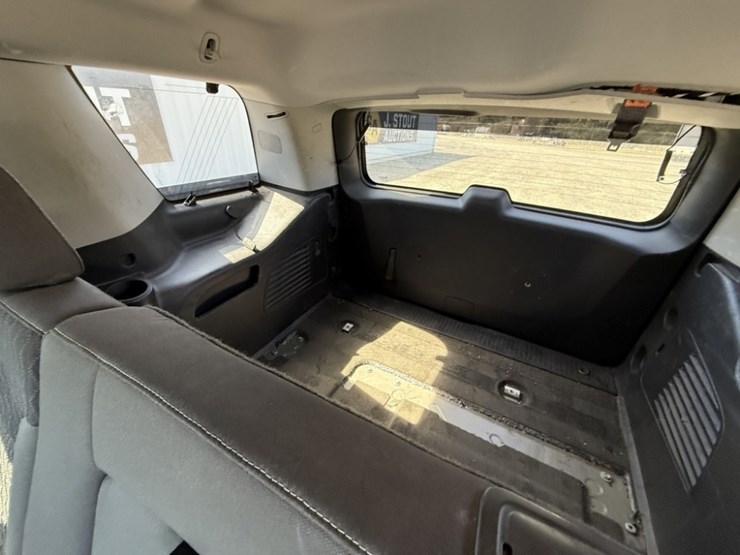 2015-chevrolet-tahoe-ls-image-26