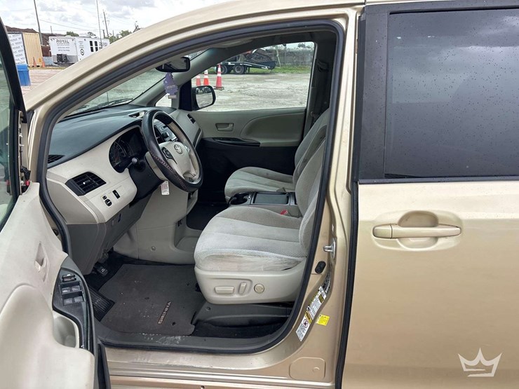 2011-toyota-sienna-image-10