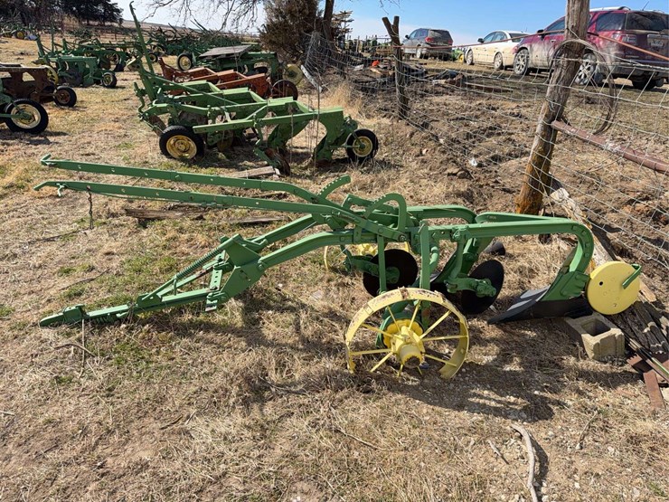 john-deere-pull-type-three-bottom-plow-image-2