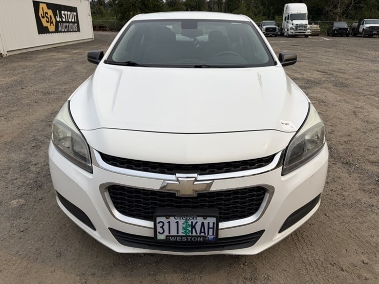 2015-chevrolet-malibu-ls-sedan-image-8