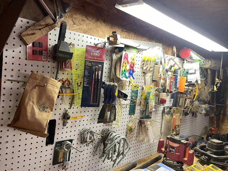 #7125-•-contents-of-pegboard-image-2
